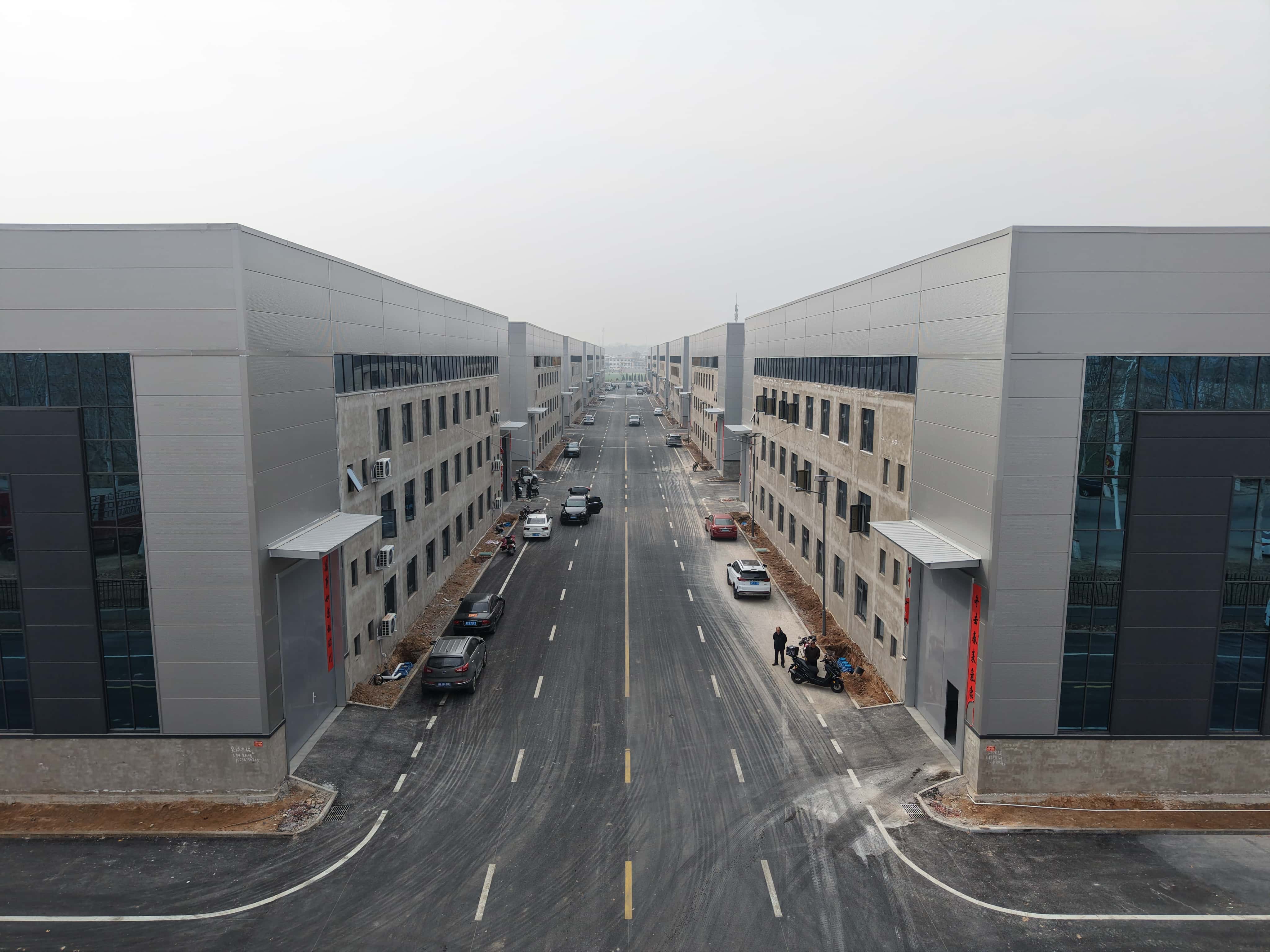 聚氨酯夾芯板憑什么火出圈？揭秘工業(yè)廠房的“隱形冠軍”材料